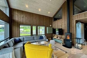 Televisión y chimenea 