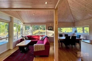 Televisión, chimenea, libros y oficina 
