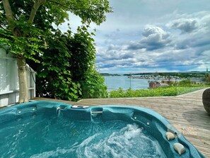 Outdoor spa tub - Villa in Kragerø unique view, jacuzzi, boat space & outdoor kitchen (Kragerø)