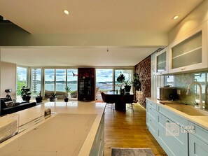 Fridge, microwave, oven, dishwasher - Villa in Kragerø unique view, jacuzzi, boat space & outdoor kitchen (Kragerø)