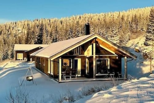 Brand new large cabin with sauna and ski in out