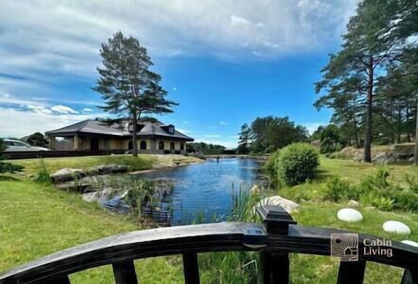 Property grounds - High-standard villa near Strömstad with jacuzzi, grill & large terrace (Strömstad)