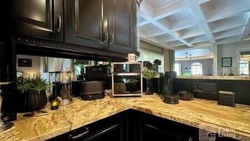 JÀÀkaappi, mikroaaltouuni, uuni, liesi