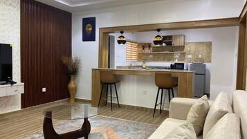 Apartamento econômico, sacada, vista para a cidade | Área de estar