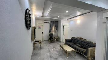 Departamento económico, balcón, vista a la ciudad | Área de sala de estar