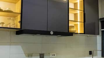 Apartamento econômico, sacada, vista para a cidade | Cozinha privada | Geladeira, micro-ondas, fogão, cooktop