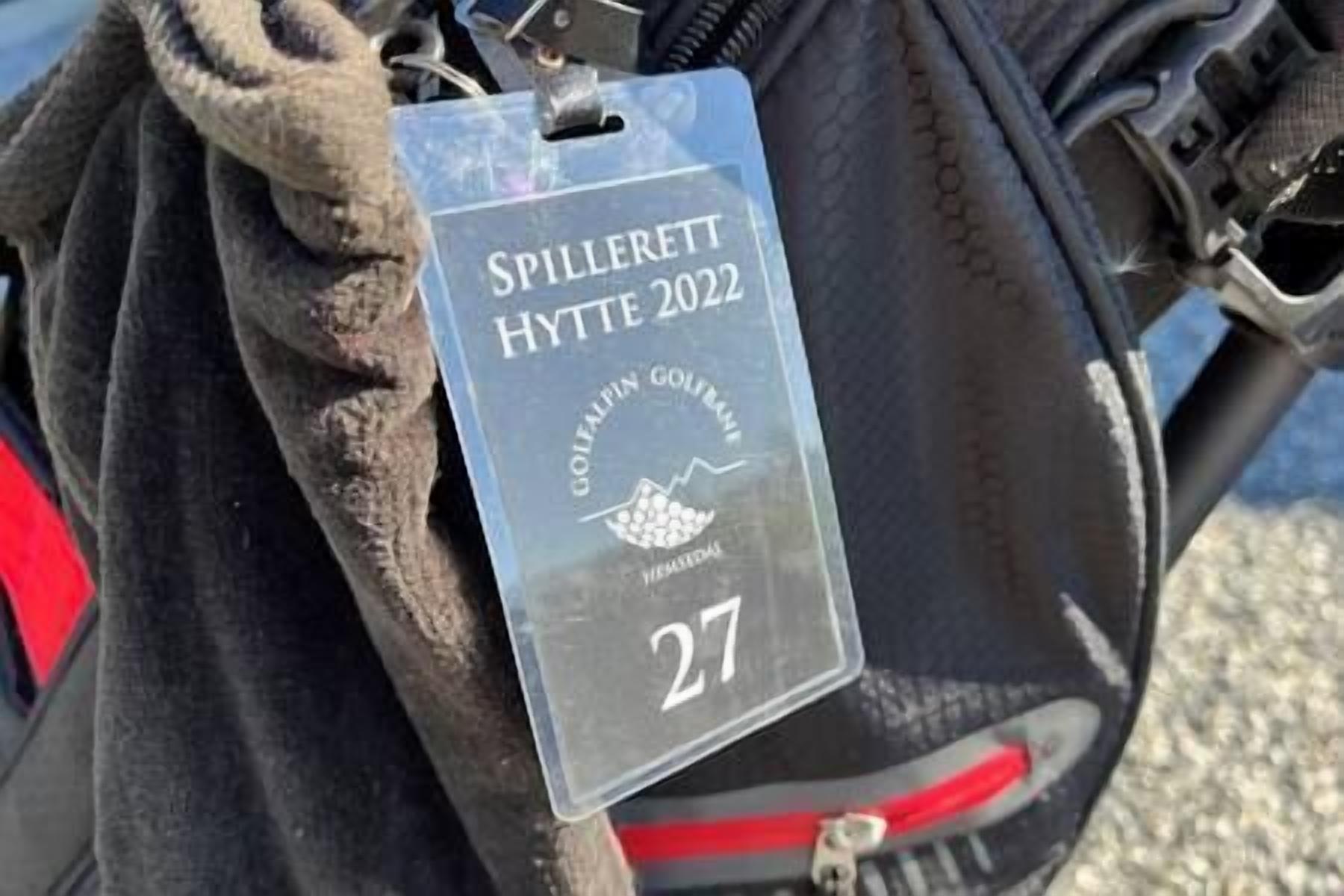 En etikett med texten ”SPILLERFF HYTTE 2022” och siffran ”27”.