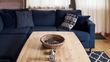 Una Smart TV, una chimenea, libros, un reproductor estéreo