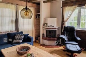 Smart TV, fireplace, books, stereo