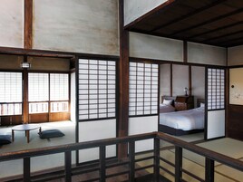 Tabla de planchar con plancha, wifi gratis y ropa de cama 