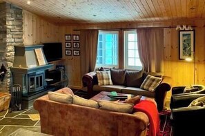 TV, fireplace - Cozy spacious cabin with sauna at Natrudstilen (Ringsaker)