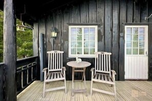 Outdoor dining - Cozy spacious cabin with sauna at Natrudstilen (Ringsaker)