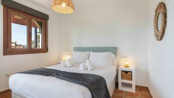 3 slaapkamers, een strijkplank/strijkijzer, gratis wifi, beddengoed