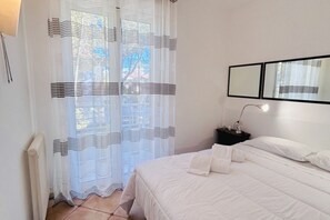 2 chambres, fer et planche à repasser, Wi-Fi, draps fournis