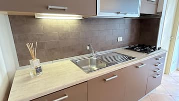 Køleskab, mikrobølgeovn, kogeplade, opvaskemaskine