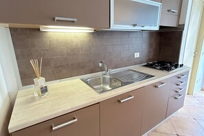 Geladeira, micro-ondas, cooktop, lava-louças