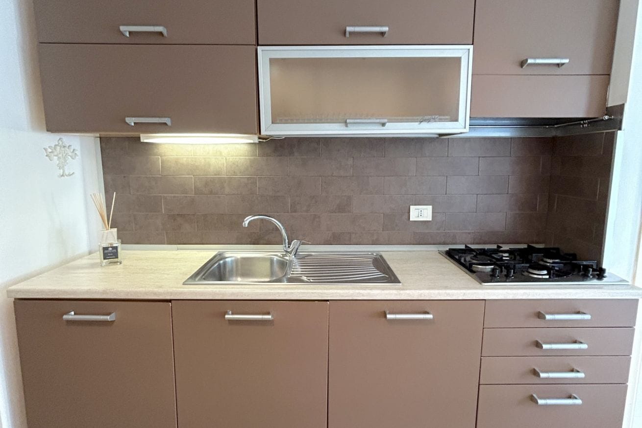 Kühlschrank, Mikrowelle, Herdplatte, Geschirrspüler