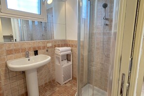 Douche, sèche-cheveux, bidet, serviettes fournies