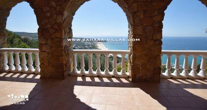 Exclusive villa with panoramic views of the Strait of Gibraltar