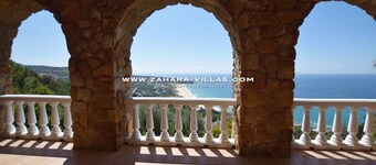 Exclusive villa with panoramic views of the Strait of Gibraltar
