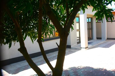 Charming 3-bedroom house with WiFi, AC in beautiful Victoria Falls