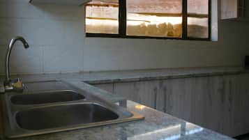 Fridge, oven, stovetop, electric kettle