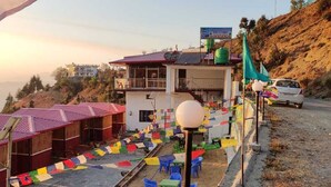 Un hôtel doté de nombreuses chambres, d’un balcon et offrant une vue sur le paysage environnant.
