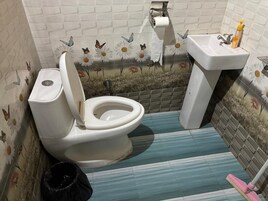 Ducha, artículos de tocador gratuitos, toallas, jabón