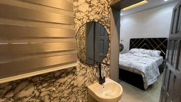 4 bedrooms, iron/ironing board, WiFi