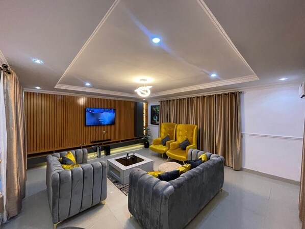 Living area - Luxurious and spacious 4-bedroom apartment with WIFI and AC in Akobo Ibadan (Ibadan)