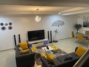 Standard Διαμέρισμα, Μπαλκόνι, Θέα στην Πόλη | Περιοχή καθιστικού