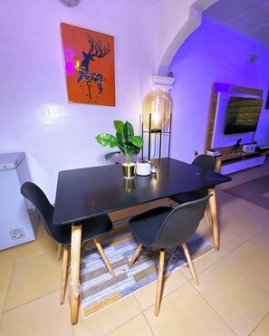 Apartemen Standar, balkon, pemandangan kota | Ruang makan