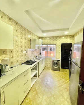 Apartemen Standar, balkon, pemandangan kota | Dapur pribadi | Lemari es, microwave, oven, dan kompor
