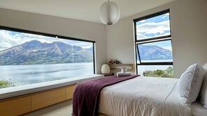 5 bedrooms, desk, iron/ironing board, free WiFi - Drift Bay House Private getaway (Drift Bay)