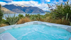 Outdoor spa tub - Drift Bay House Private getaway (Drift Bay)