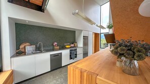 Uuni, liesi, astianpesukone, kahvin-/teenkeitin