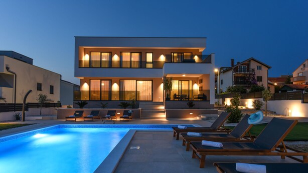 A modern two-story house with a swimming pool and sun loungers. - Villa Sunlight Zadar Villas (Zadar)