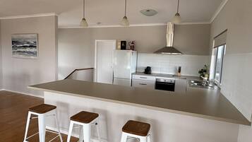 Een kookplaat, een vaatwasser, een broodrooster