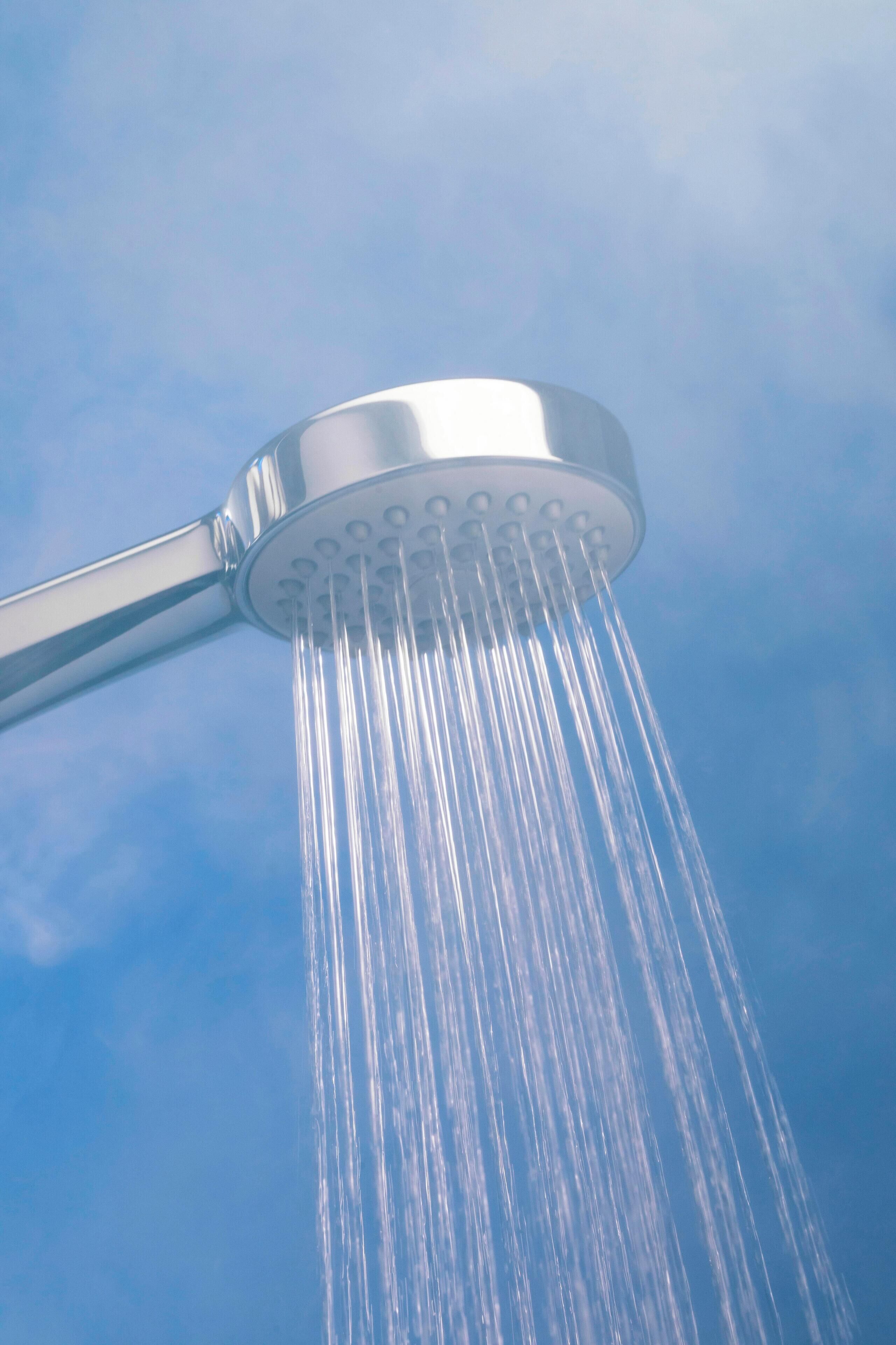 Un cabezal de ducha con agua fluyendo.