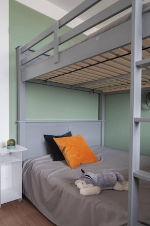 Shared Dormitory Per Bed | Escritorio y espacio para trabajar con un portátil