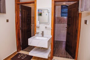 Douche, bidet, serviettes fournies, savon