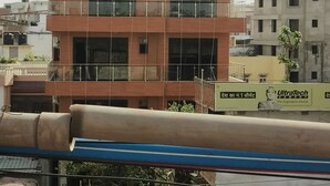 Un hotel de varios pisos con un letrero que dice "HOTEL KEP TOWN".