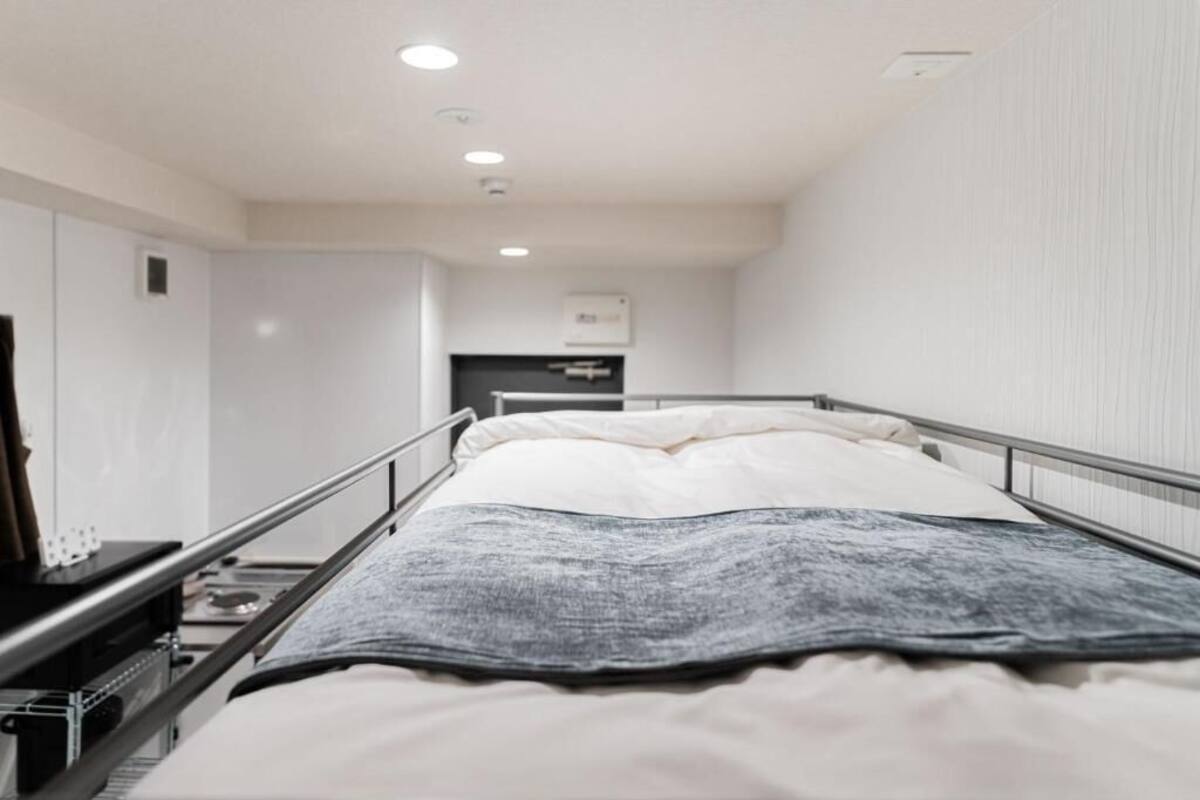 Junior Apartment | Peralatan tempat tidur premium, gebar bulu kapas, meja, kalis bunyi 