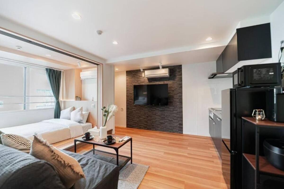 Family Suite, City View | Peralatan tempat tidur premium, gebar bulu kapas, meja, kalis bunyi 