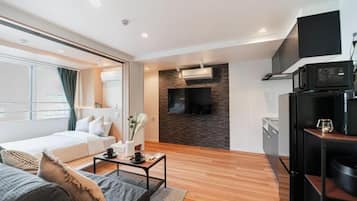 Perhesviitti, kaupunkinäköala | Ylelliset vuodevaatteet, untuvapeitot, työpöytä, äänieristys