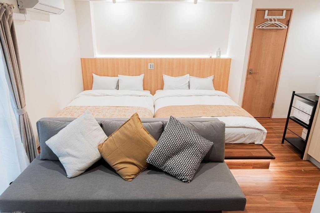 Departamento senior, varias camas, vista a la ciudad | Ropa de cama de alta calidad, edredón, escritorio y insonorización 