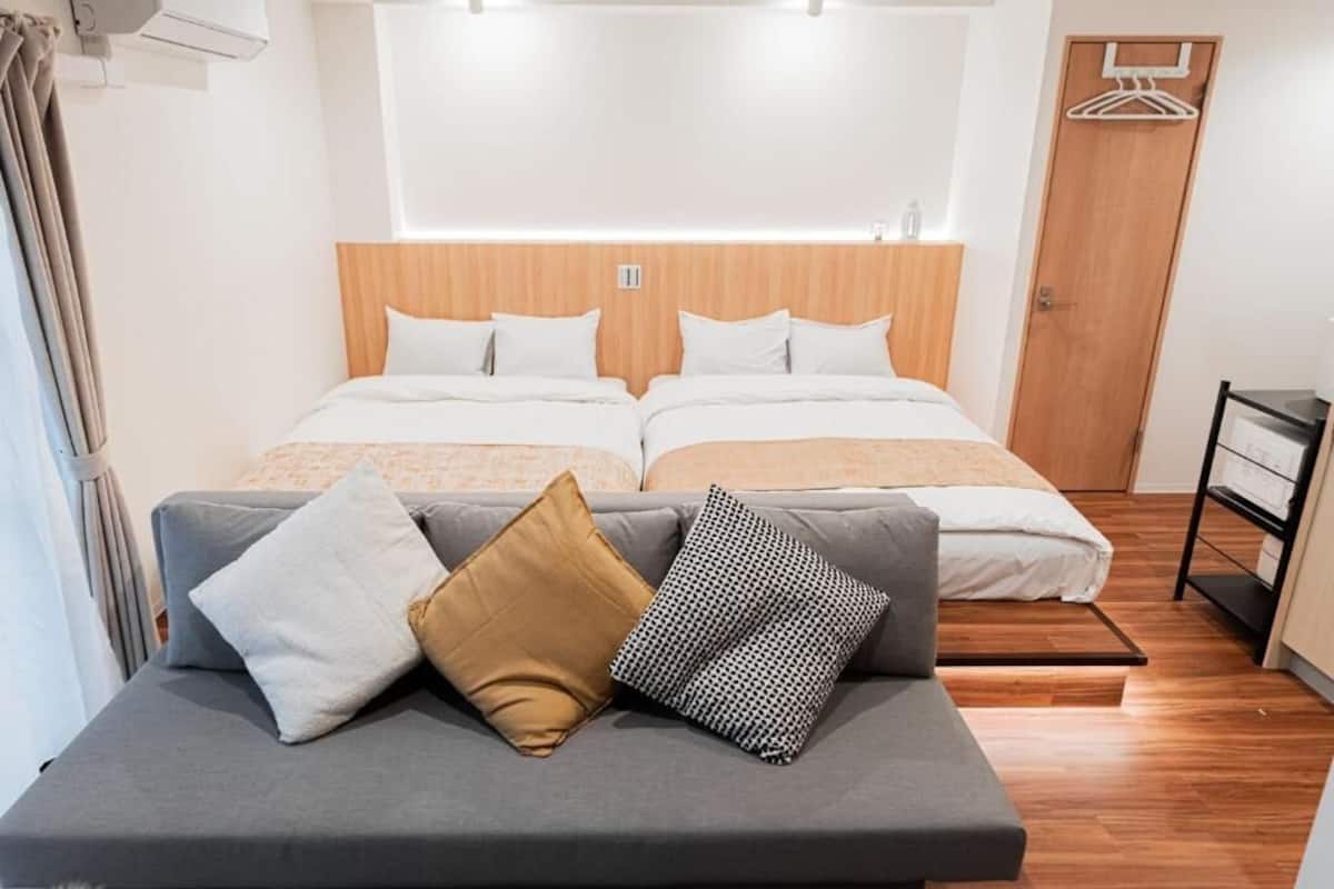 Departamento senior, varias camas, vista a la ciudad | Ropa de cama de alta calidad, edredón, escritorio y insonorización