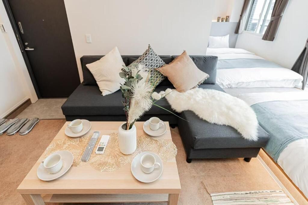 Departamento estándar, varias camas, vista a la ciudad | Área de sala de estar | Televisión LCD de 25 pulgadas con canales por cable 