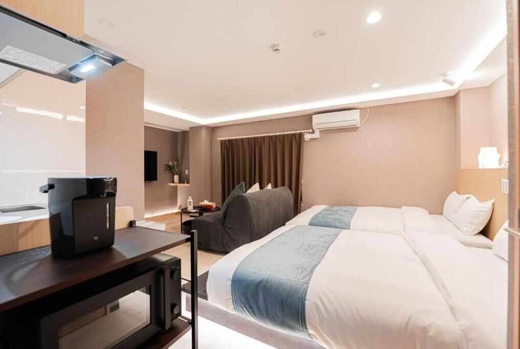 Departamento superior, vista a la ciudad | Ropa de cama de alta calidad, edredón, escritorio y insonorización 