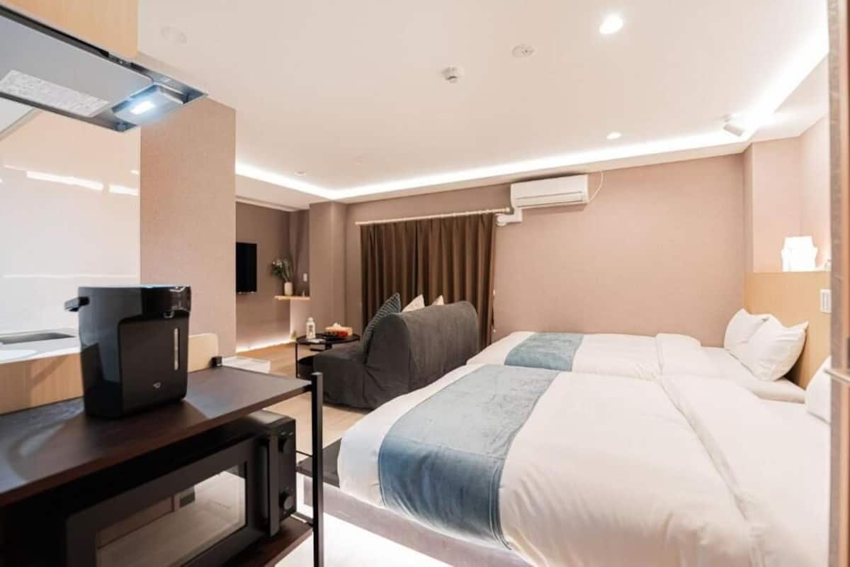 Departamento superior, vista a la ciudad | Ropa de cama de alta calidad, edredón, escritorio y insonorización